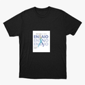 Camiseta com estampa frontal de texto "NÃO POSSO, EU TENHO ENSAIO" sobreposta a figura de uma bailarina em movimento, com detalhes textuais adicionais.