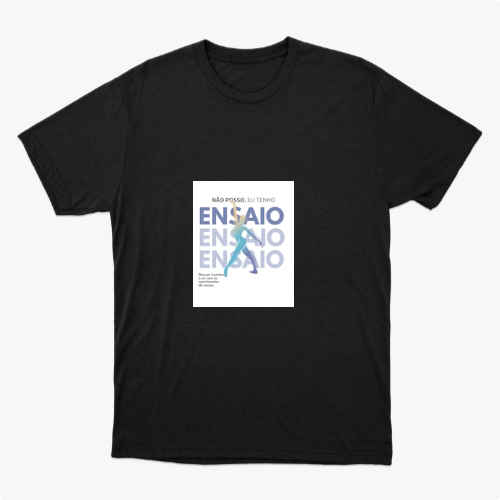 Camiseta com estampa frontal de texto "NÃO POSSO, EU TENHO ENSAIO" sobreposta a figura de uma bailarina em movimento, com detalhes textuais adicionais.
