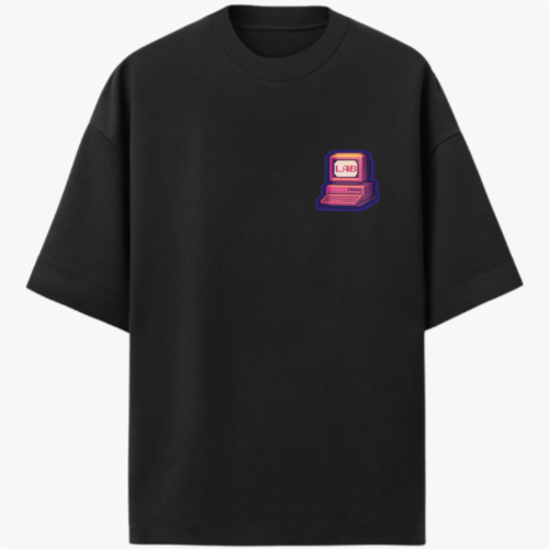 Camiseta com estampa frontal de ícone de computador retrô com a palavra "LAB" e estampa traseira de texto em camadas "LUGAR ABENÇOADO" com estrelas.