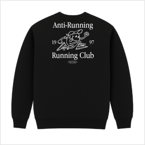 Moletom com estampa frontal de personagem correndo estilizado e pequenos textos, e estampa traseira de "Anti-Running Running Club" com personagem correndo.