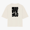 Camiseta com estampa traseira de letras amplas e estilizadas formando a frase “Just Go”, incluindo um detalhe vertical que complementa o design.
