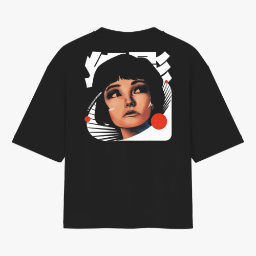 Camiseta com estampa traseira de retrato estilizado de mulher com cabelo curto, detalhes gráficos de linhas curvas, círculos e formas geométricas.
