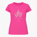 Camiseta com estampa frontal de três corações entrelaçados com símbolos religiosos e texto abaixo "Jesus, Maria e José", acompanhados de desenhos detalhados.