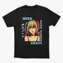 Camiseta com estampa frontal de uma personagem anime com cabelos longos, acompanhada de textos em estilo japonês ao redor.