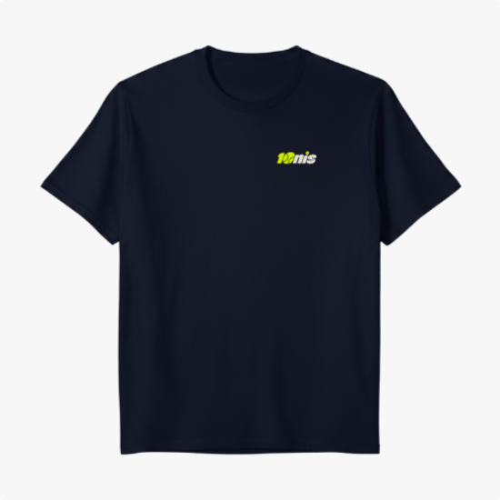 Camiseta com estampa frontal de texto estilizado "10nis" e estampa traseira de ilustração de duas pessoas jogando tênis com fala "Sque!" em quadrinho.