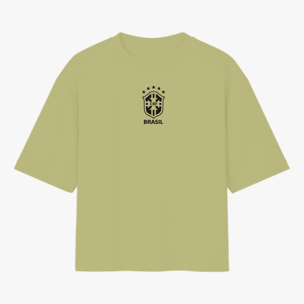 Camiseta com estampa frontal de escudo emblema com estrelas e a palavra "Brasil" e estampa traseira do número "10" em destaque.