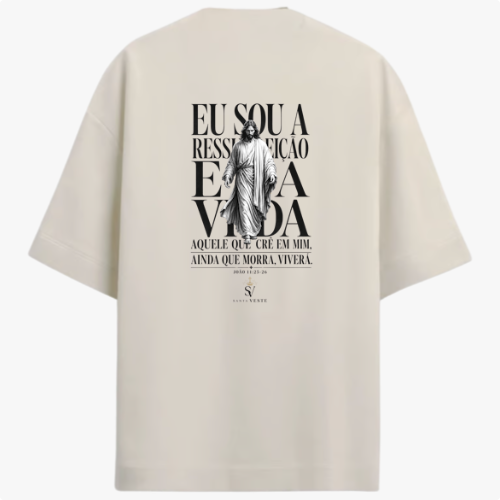 Camiseta com estampa traseira de uma figura central religiosa e frase que menciona ressurreição e vida, cercada por texto estilizado.