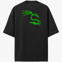 Camiseta com estampa frontal de um crânio pixelado e estampa traseira de um dragão estilizado pixelado acompanhado pela inscrição "Rage Boys".