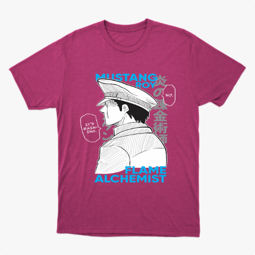 Camiseta com estampa frontal de personagem estilo mangá em perfil, com chapéu militar, acompanhada de textos como "Mustang Roy" e "Flame Alchemist".