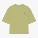 Camiseta com estampa frontal de símbolo circular estilizado e estampa traseira de desenho detalhado de personagem com adereços e expressão séria.