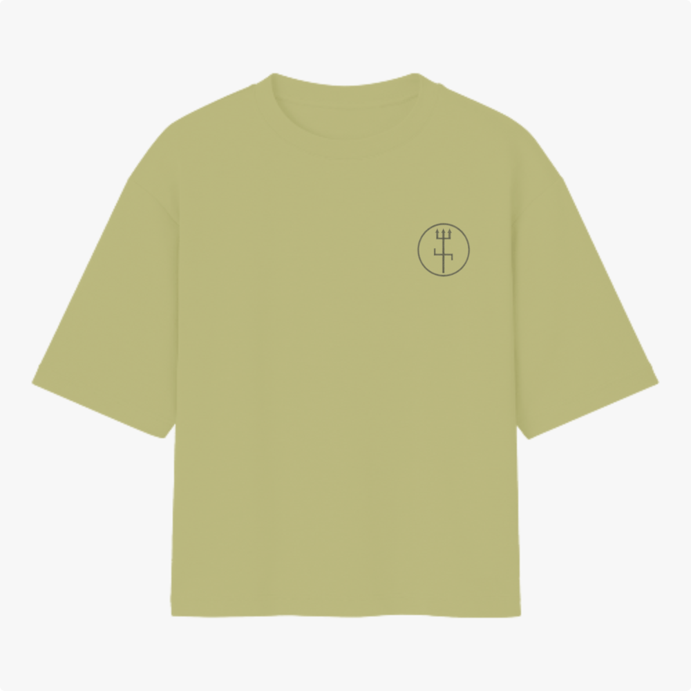 Camiseta com estampa frontal de símbolo circular estilizado e estampa traseira de desenho detalhado de personagem com adereços e expressão séria.