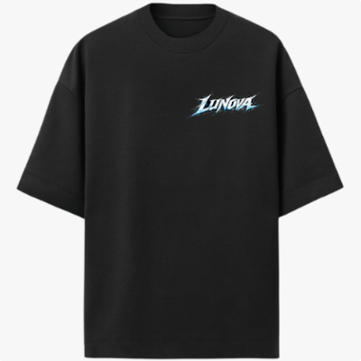 Camiseta com estampa frontal de tipografia estilizada "Lunova" e estampa traseira de panda guerreiro com espada e fundo splash detalhado.