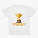 Camiseta com estampa frontal de troféu pequeno no peito e estampa traseira de grande troféu com inscrição: "QUEM VENCER HERDARÁ TODAS ESSAS COISAS APOCALIPSE 2:7".