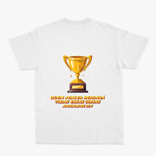 Camiseta com estampa frontal de troféu pequeno no peito e estampa traseira de grande troféu com inscrição: "QUEM VENCER HERDARÁ TODAS ESSAS COISAS APOCALIPSE 2:7".