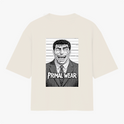 Camiseta com estampa frontal de texto "PRIMAL WEAR" e estampa traseira de ilustração em preto e branco de homem sorridente em traje social com "PRIMAL WEAR".