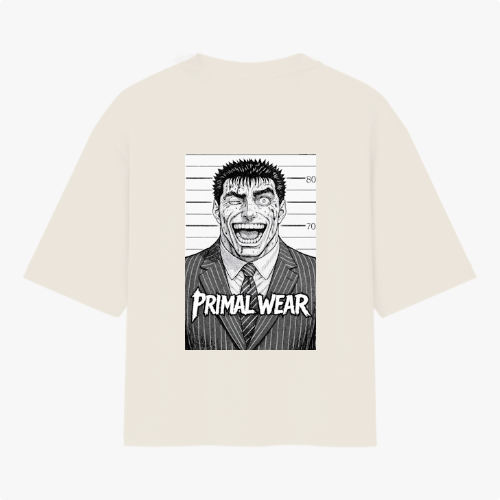 Camiseta com estampa frontal de texto "PRIMAL WEAR" e estampa traseira de ilustração em preto e branco de homem sorridente em traje social com "PRIMAL WEAR".