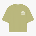 Camiseta com estampa frontal de texto estilizado "NÃO TEMAS, POIS EU ESTOU CONTIGO" e estampa traseira de mesma frase em destaque no centro.