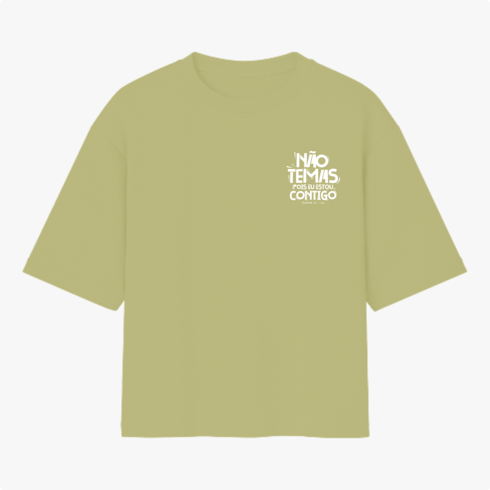 Camiseta com estampa frontal de texto estilizado "NÃO TEMAS, POIS EU ESTOU CONTIGO" e estampa traseira de mesma frase em destaque no centro.