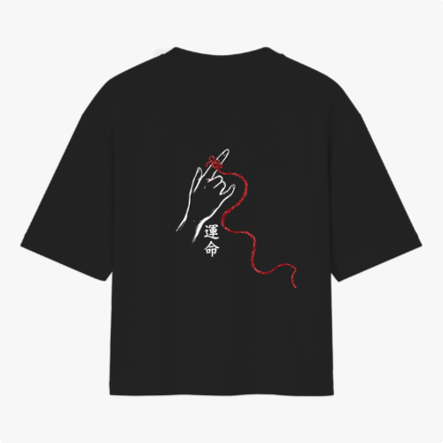 Camiseta com estampa frontal de texto estilizado e coração entrelaçado, e estampa traseira de mão delineada segurando fio vermelho com caracteres orientais.
