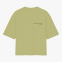 Camiseta com estampa frontal de texto "God Bless America Born 2000" e estampa traseira de ilustração de homem com óculos segurando bola de futebol americano.