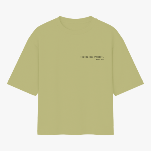 Camiseta com estampa frontal de texto "God Bless America Born 2000" e estampa traseira de ilustração de homem com óculos segurando bola de futebol americano.