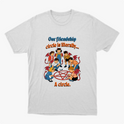 Camiseta com estampa frontal de crianças vestidas como pequenos demônios em círculo ao redor de um pentagrama, acompanhadas da frase "Our friendship circle is literally... A circle."