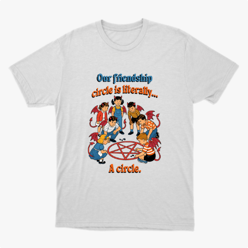 Camiseta com estampa frontal de crianças vestidas como pequenos demônios em círculo ao redor de um pentagrama, acompanhadas da frase "Our friendship circle is literally... A circle."