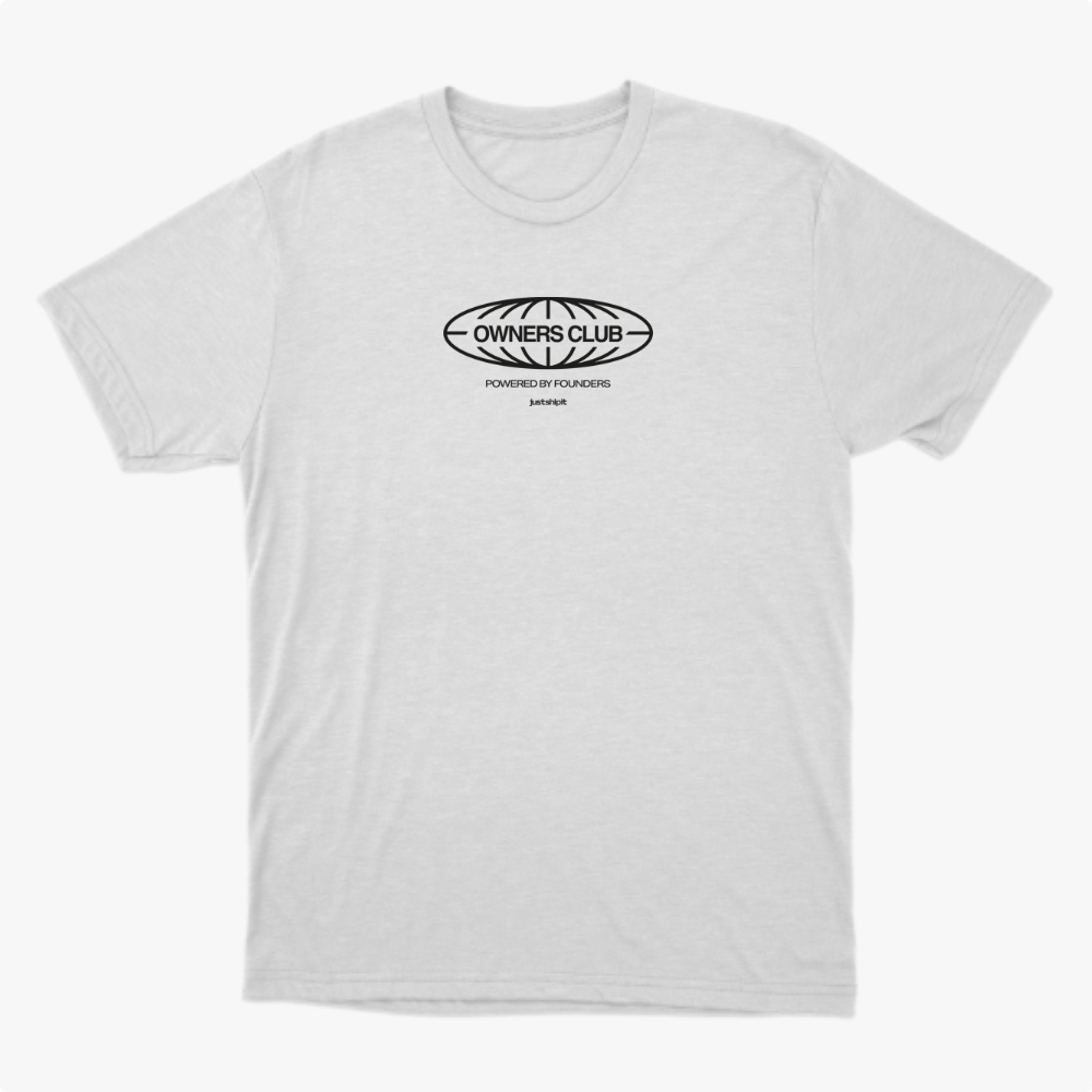 Camiseta com estampa frontal de um emblema oval que contém as palavras "OWNERS CLUB" e "POWERED BY FOUNDERS" centralizadas acima de um detalhe gráfico.
