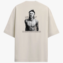 Camiseta com estampa frontal de assinatura estilizada e estampa traseira de retrato de homem sem camisa, assinaturas e frase "The Prince Who Never Became King".