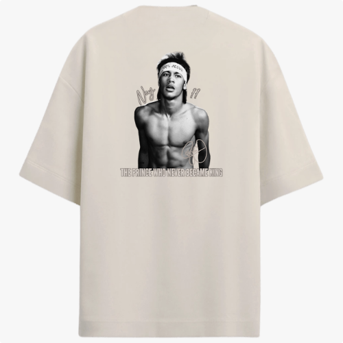 Camiseta com estampa frontal de assinatura estilizada e estampa traseira de retrato de homem sem camisa, assinaturas e frase "The Prince Who Never Became King".