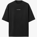 Camiseta com estampa frontal de texto pequeno e centralizado "DjamaKonda" em uma tipografia elegante e minimalista.