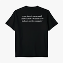Camiseta com estampa frontal de texto em inglês, onde se lê: "ever since i was a small child i knew i wanted to be indoors on the computer".