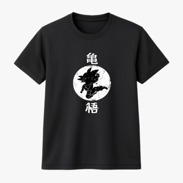 Camiseta com estampa frontal de personagem em silhueta envolto em círculo, ladeado por caracteres em estilo oriental, criando um contraste envolvente.