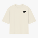 Camiseta com estampa frontal de logo estilizado junto de raios e estampa traseira de mensagem em lista contra homofobia, fascismo, sexismo, racismo e ódio.