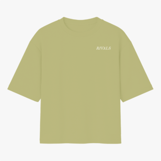 Camiseta com estampa frontal de texto "RIVALS" e estampa traseira de carro de corrida com texto "NO SAFETY. NO MERCY. RIVALS" sobreposto.