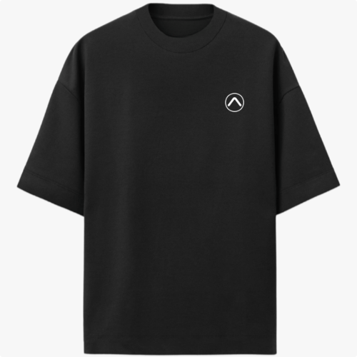 Camiseta com estampa frontal de pequeno emblema circular contendo uma seta direcionada para cima e estampa traseira de grande onda em estilo retrô com sol vermelho.
