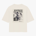 Camiseta com estampa frontal de lettering estilizado "God is Good" e estampa traseira de ilustração de anjo com a palavra "Justice" e detalhes de texto.