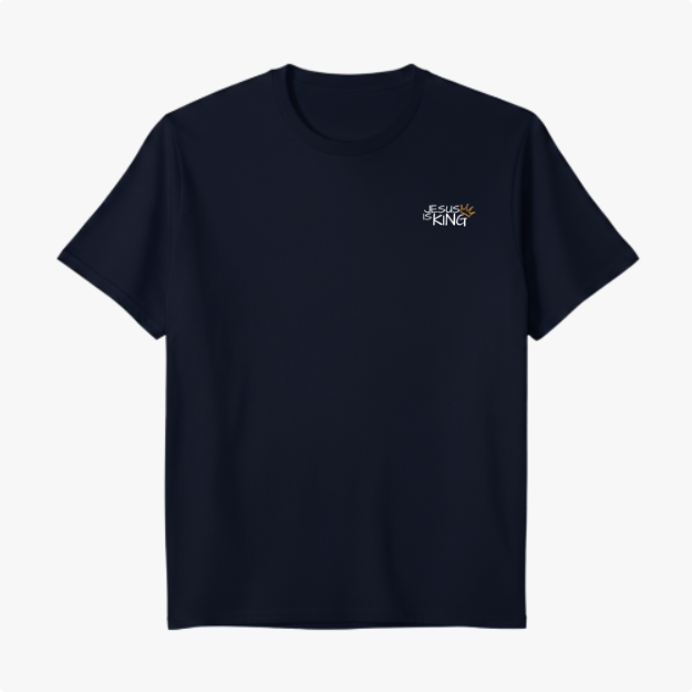 Camiseta com estampa frontal de "Jesus is King" decorada com uma coroa e estampa traseira apresentando cruz refletida na água com "Jesus is King".