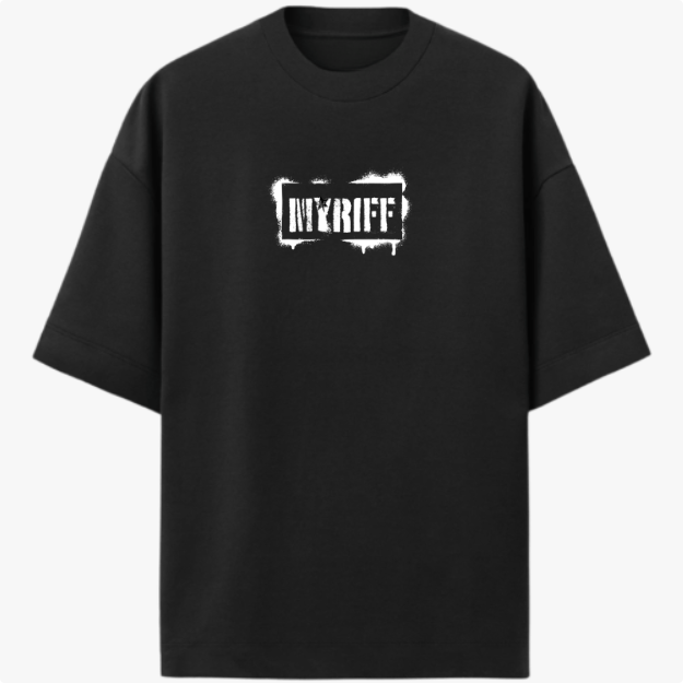 Camiseta com estampa frontal de letras em estilo stencil, com aparência desgastada e elementos como respingos ao redor, trazendo um visual urbano.