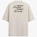 Camiseta com estampa frontal de brasão com um círculo e cinco estrelas acima, e estampa traseira de texto "Brasil na Copa. Moda na Viola." em estilo cursivo.