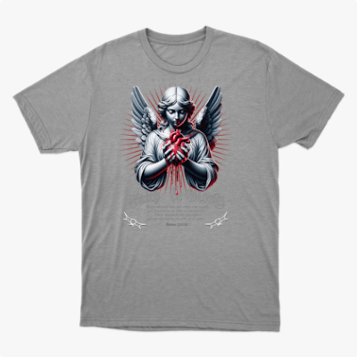 Camiseta com estampa frontal de anjo com asas, segurando um coração vermelho sangrando, cercado por inscrições "Faith & Glory" e "Romans 10:10".