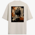 Camiseta com estampa frontal de pequeno símbolo geométrico minimalista e estampa traseira de arte abstrata com figura de costas usando uma coroa.