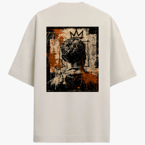 Camiseta com estampa frontal de pequeno símbolo geométrico minimalista e estampa traseira de arte abstrata com figura de costas usando uma coroa.