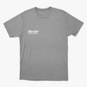 Camiseta com estampa frontal de texto estilizado pequeno no peito e estampa traseira de grande texto artístico com efeito de respingos e escorridos.