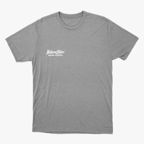Camiseta com estampa frontal de texto estilizado pequeno no peito e estampa traseira de grande texto artístico com efeito de respingos e escorridos.