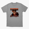Camiseta com estampa frontal de personagem de anime com expressão intensa abaixo de texto grande e estilizado, incluindo título e caracteres japoneses.