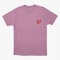 Camiseta com estampa frontal de boca com lábios entreabertos e língua para fora, criando um visual icônico e arrojado na parte superior esquerda.