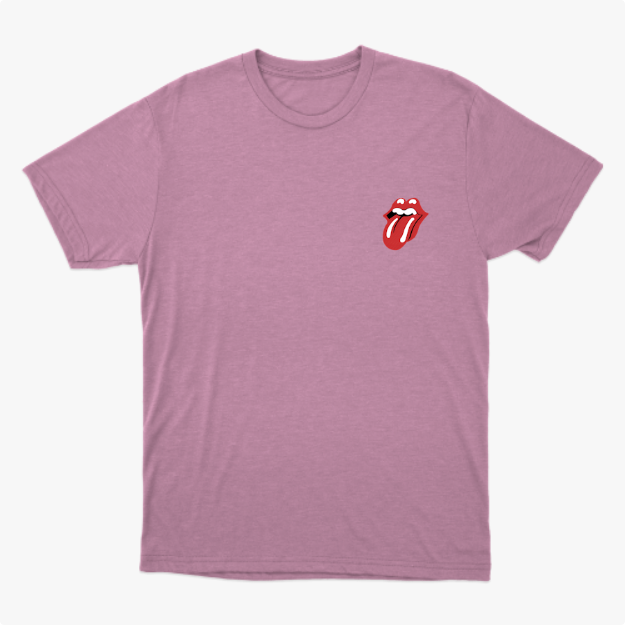 Camiseta com estampa frontal de boca com lábios entreabertos e língua para fora, criando um visual icônico e arrojado na parte superior esquerda.