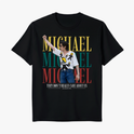 Camiseta com estampa frontal de retrato de artista posando com óculos e camisa decorada, sobreposto ao nome repetido em blocos grandes, e frase adicional.