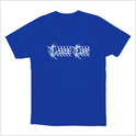 Camiseta com estampa frontal de letras estilizadas em design arrojado, com contornos irregulares e aparência similar a ramos entrelaçados.